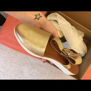 Cava closed toe sandals gold metallic US 6.5